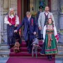 Kronprinsfamilien kommer ut for å hilse barnetoget i Asker. Foto: Lise Åserud, NTB